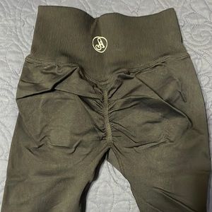 Allure Jet Black Essential Leggings